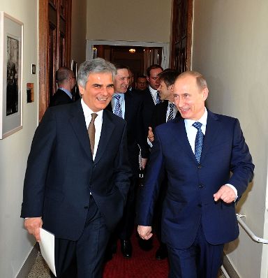 Samstag, den 24. April 2010 traf Bundeskanzler Werner Faymann (L) im Bundeskanzleramt in Wien mit dem Vorsitzenden der Regierung der Russischen F&ouml;deration Vladimir Putin (R) zu politischen Gespr&auml;chen zusammen.
