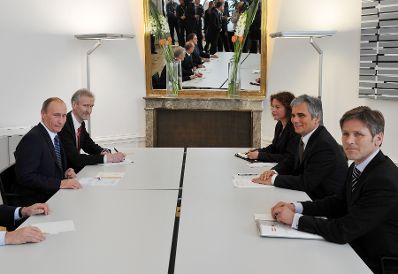 Samstag, den 24. April 2010 traf Bundeskanzler Werner Faymann (2.v.R) im Bundeskanzleramt in Wien mit dem Vorsitzenden der Regierung der Russischen F&ouml;deration Vladimir Putin (L) zu politischen Gespr&auml;chen zusammen.