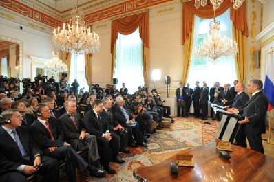 Samstag, den 24. April 2010 traf Bundeskanzler Werner Faymann (R) im Bundeskanzleramt in Wien mit dem russischen Premierminister Vladimir Putin (L) zu politischen Gespr&auml;chen zusammen. Im Anschluss fand eine gemeinsame Pressekonferenz statt.