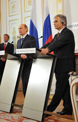 Samstag, den 24. April 2010 traf Bundeskanzler Werner Faymann (R) im Bundeskanzleramt in Wien mit dem russischen Premierminister Vladimir Putin (L) zu politischen Gespr&auml;chen zusammen. Im Anschluss fand eine gemeinsame Pressekonferenz statt.