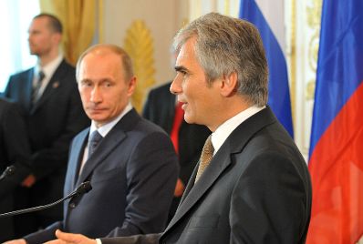 Samstag, den 24. April 2010 traf Bundeskanzler Werner Faymann (R) im Bundeskanzleramt in Wien mit dem russischen Premierminister Vladimir Putin (L) zu politischen Gespr&auml;chen zusammen. Im Anschluss fand eine gemeinsame Pressekonferenz statt.