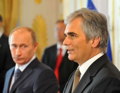 Samstag, den 24. April 2010 traf Bundeskanzler Werner Faymann (R) im Bundeskanzleramt in Wien mit dem russischen Premierminister Vladimir Putin (L) zu politischen Gespr&auml;chen zusammen. Im Anschluss fand eine gemeinsame Pressekonferenz statt.
