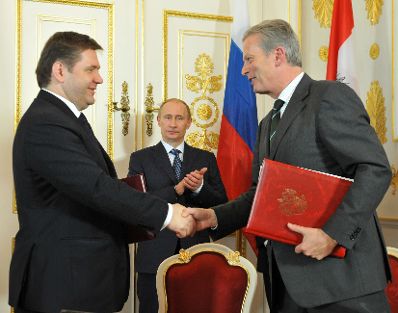 Samstag, den 24. April 2010 traf Bundeskanzler Werner Faymann (R) im Bundeskanzleramt in Wien mit dem russischen Premierminister Vladimir Putin (L) zu politischen Gespr&auml;chen zusammen. Im Bild Wirtschaftsminister Reinhold Mitterlehner (R) mit dem russischen Energieminister Sergej Schmatko (L) nach der Unterzeichnung eines Abkommens zur Erdgaspipeline Southstream.