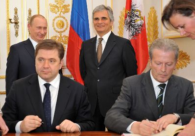 Samstag, den 24. April 2010 traf Bundeskanzler Werner Faymann (R hinten) im Bundeskanzleramt in Wien mit dem russischen Premierminister Vladimir Putin (L hinten) zu politischen Gespr&auml;chen zusammen. Wirtschaftsminister Reinhold Mitterlehner (R vorne) mit dem russischen Energieminister Sergej Schmatko (L vorne) bei der Unterzeichnung eines Abkommens zur Erdgaspipeline Southstream.