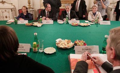 Am 22. November 2010 lud der Bundeskanzler Vertreterinnen und Vertreter der Universit&auml;ten und der Studierenden zu Gespr&auml;chen ein. Im Bild (v.l.n.r.) Bundesministerin f&uuml;r Wissenschaft und Forschung Beatrix Karl, Finanzminister Josef Pr&ouml;ll, Bundeskanzler Werner Faymann und Bundesmnisterin f&uuml;r Unterrich, Kunst und Kultur Claudia Schmied.