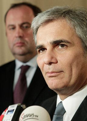 Am 22. November 2010 lud der Bundeskanzler Vertreterinnen und Vertreter der Universit&auml;ten und der Studierenden zu Gespr&auml;chen ein. Im Bild Werner Faymann (r.) und Josef Pr&ouml;ll (l.) nach den Gespr&auml;chen.
