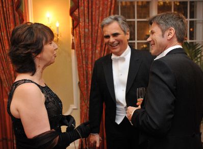 Donnerstag, den 11. Februar 2010 nahmen Bundeskanzler Werner Faymann (M) und sein Ehrengast, die Hohe Repr&auml;sentantin der EU, Catherine Ashton (L) am Wiener Opernball teil. Im Bild mit Staatssekret&auml;r Josef Ostermayer (R).