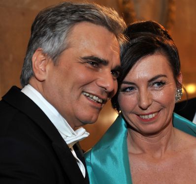 Donnerstag, den 11. Februar 2010 nahmen Bundeskanzler Werner Faymann (L) mit Ehefrau Martina (R) am Wiener Opernball teil.