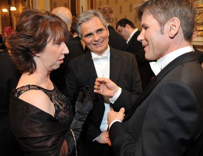 Donnerstag, den 11. Februar 2010 nahmen Bundeskanzler Werner Faymann (M) und sein Ehrengast, die Hohe Repr&auml;sentantin der EU, Catherine Ashton (L) am Wiener Opernball teil. Im Bild mit Staatssekret&auml;r Josef Ostermayer (R).