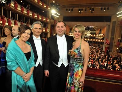 Donnerstag, den 11. Februar 2010 nahmen Bundeskanzler Werner Faymann mit Ehefrau Martina (L) und Vizekanlzer Josef Pr&ouml;ll mit Ehefrau Gaby (R) am Wiener Opernball teil.