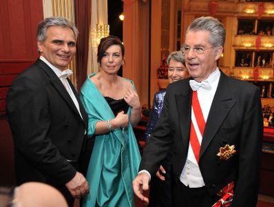 Donnerstag, den 11. Februar 2010 nahmen Bundeskanzler Werner Faymann mit Ehefrau Martina (L) und Bundepr&auml;sident Heinz Fischer mit Ehefrau Margit (R) am Wiener Opernball teil.