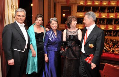 Donnerstag, den 11. Februar 2010 nahmen Bundeskanzler Werner Faymann (L) und sein Ehrengast, die Hohe Repr&auml;sentantin der EU, Catherine Ashton am Wiener Opernball teil. Im Bild (v.L.n.R.) Bundeskanzler Faymann mit Ehefrau Martina, Margit Fischer, die Hohe Repr&auml;sentantin der EU Ashton, Bundespr&auml;sident Heinz Fischer.