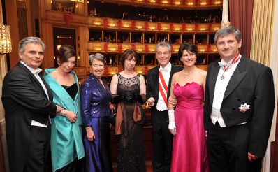 Donnerstag, den 11. Februar 2010 nahmen Bundeskanzler Werner Faymann (L) und sein Ehrengast, die Hohe Repr&auml;sentantin der EU, Catherine Ashton am Wiener Opernball teil. Im Bild Bundeskanzler Faymann (L) mit Ehefrau Martina (L), die Hohe Repr&auml;sentantin der EU, Catherine Ashton (M), Bundespr&auml;sident Heinz Fischer (M.R.) mit Ehefrau Margit (M.L.) und Au&szlig;enminister Michael Spindelegger (R) mit Ehefrau Margit (R).