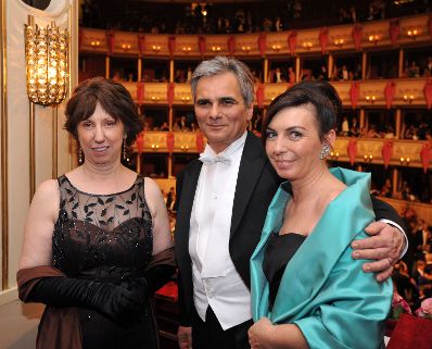 Donnerstag, den 11. Februar 2010 nahmen Bundeskanzler Werner Faymann mit Ehefrau Martina (R) und sein Ehrengast, die Hohe Repr&auml;sentantin der EU, Catherine Ashton (L) am Wiener Opernball teil.