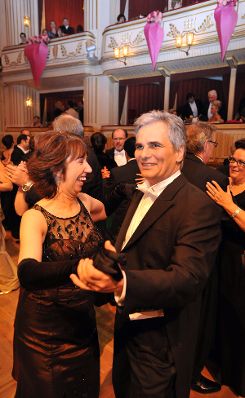 Donnerstag, den 11. Februar 2010 nahmen Bundeskanzler Werner Faymann (R) und sein Ehrengast, die Hohe Repr&auml;sentantin der EU, Catherine Ashton (L) am Wiener Opernball teil.