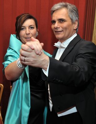 Donnerstag, den 11. Februar 2010 nahmen Bundeskanzler Werner Faymann (R) mit Ehefrau Martina (L) am Wiener Opernball teil.