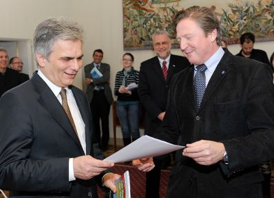 Bundeskanzler Werner Faymann (l.) und Karl G. Becker, Regionalmanager, Regionaler Entwicklungsverband N&Ouml;-West.