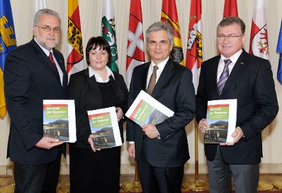 (v.l.n.r.) Wilhelm Patri Mas (Regionalmanagement Ober&ouml;sterreich), Silke Sickinger (Inn-Salzach-Eurregio), Bundeskanzler Werner Faymann, Franz Tauber (Gesch&auml;ftsstelle Wels-Eferding).