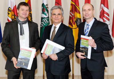 (v.l.n.r.) Horst Fidlschuster (EU-Regionalmanagement Oststeiermark), Bundeskanzler Werner Faymann, Jochen Werderitsch (Obersteiermark Ost GmbH).
