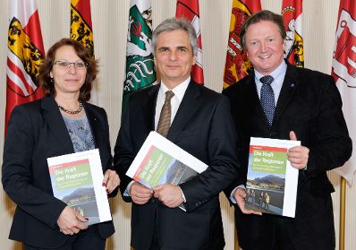 (v.l.n.r.) Bettina Golob (Regionalmanagement K&auml;rnten), Bundeskanzler Werner Faymann, Karl G. Becker (Regionalmanager Regionaler Entwicklungsverband N&Ouml;-West).
