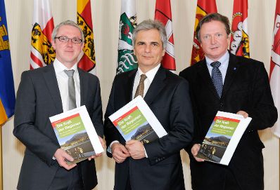 (v.l.n.r.) Andreas Wei&szlig; (Regionaler Entwicklungsverband Industrieviertel), Bundeskanzler Werner Faymann, Karl G. Becker (Regionalmanager Regionaler Entwicklungsverband N&Ouml;-West).