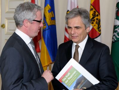(l.) Andreas Wei&szlig;, Regionaler Entwicklungsverband, Industrieviertel und Bundeskanzler Werner Faymann.