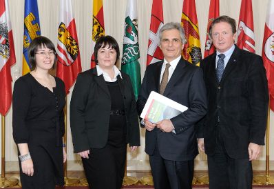 (v.l.n.r.) Evelyn Lukas (Assistenz), Silke Sickinger (Inn-Salzach-Eurregio), Bundeskanzler Werner Faymann, Karl G. Becker (Regionaler Entwicklungsverband N&Ouml;-West).