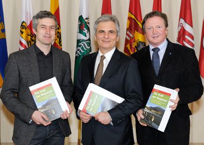 (v.l.n.r.) Bernhard Maier, Regionalentwicklung Vorarlberg, Stand Montafon, Bundeskanzler Werner Faymann, Karl G. Becker, Regionaler Entwicklungsverband N&Ouml;-West.
