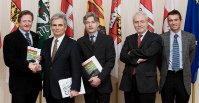 (v.l.n.r.) Karl G. Becker Regionalmanager Entwicklungsverband N&Ouml;-West, Bundeskanzler Werner Faymann, Sektionschef Harald Dossi, Wolf Huber, Roland Arbter (BKA IV/4).