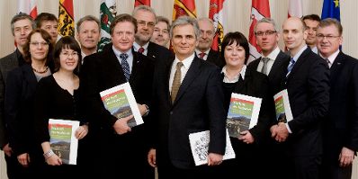 Gruppenfoto der Regionalmanagerinnen und -manager mit Bundeskanzler Werner Faymann.