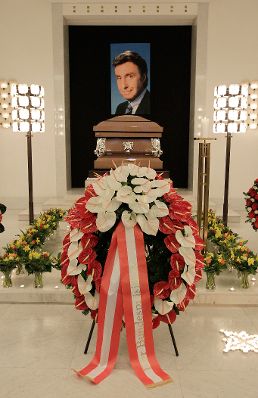 Am 19. Februar 2011 erwies Bundeskanzler Werner Faymann bei der &ouml;ffentlichen Aufbahrung am Wiener Zentralfriedhof dem, am 12. Februar 2011 verstorbenen, &ouml;sterreichischen S&auml;nger, Schauspieler und Showmaster Peter Alexander die letzte Ehre.