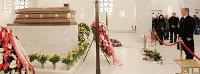 Am 19. Februar 2011 erwies Bundeskanzler Werner Faymann bei der &ouml;ffentlichen Aufbahrung am Wiener Zentralfriedhof dem, am 12. Februar 2011 verstorbenen, &ouml;sterreichischen S&auml;nger, Schauspieler und Showmaster Peter Alexander die letzte Ehre.