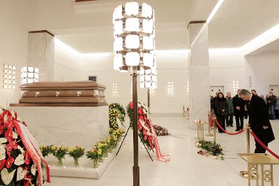 Am 19. Februar 2011 erwies Bundeskanzler Werner Faymann bei der &ouml;ffentlichen Aufbahrung am Wiener Zentralfriedhof dem, am 12. Februar 2011 verstorbenen, &ouml;sterreichischen S&auml;nger, Schauspieler und Showmaster Peter Alexander die letzte Ehre.