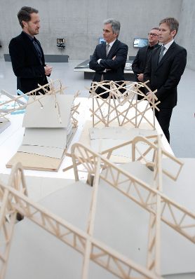 Am 20. Juli 2011 besuchte der Bundeskanzler die Ai Weiwei-Austellung im Kunsthaus Bregenz. Im Bild (v.l.n.r.) Direktor Yilmaz Dziewior, Bundeskanzler Werner Faymann und Staatssekret&auml;r Josef Ostermayer.