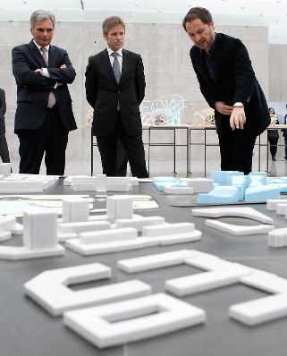 Am 20. Juli 2011 besuchte der Bundeskanzler die Ai Weiwei-Austellung im Kunsthaus Bregenz. Im Bild (v.l.n.r.) Bundeskanzler Werner Faymann, Staatssekret&auml;r Josef Ostermayer und Direktor Yilmaz Dziewior.