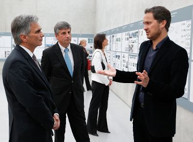 Am 20. Juli 2011 besuchte der Bundeskanzler die Ai Weiwei-Austellung im Kunsthaus Bregenz. Im Bild (v.l.n.r.) Bundeskanzler Werner Faymann, Au&szlig;enminister und Vizekanzler Michael Spindelegger und Direktor Yilmaz Dziewior.