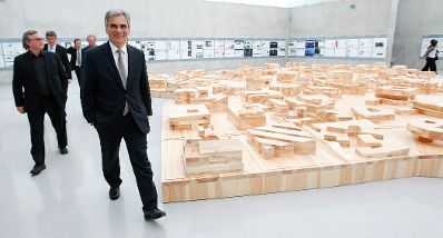 Am 20. Juli 2011 besuchte Bundeskanzler Werner Faymann die Ai Weiwei-Ausstellung im Kunsthaus Bregenz.