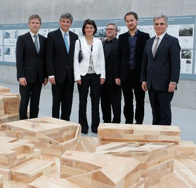 Am 20. Juli 2011 besuchte der Bundeskanzler die Ai Weiwei-Ausstellung im Kunsthaus Bregenz. Im Bild (v.l.n.r.) Staatssekret&auml;r Josef Ostermayer, Au&szlig;enminister und Vizekanzler Michael Spindelegger, Margit Spindelegger, Gesch&auml;ftsf&uuml;hrer der Kulturh&auml;user-Betriebsgesellschaft Werner D&ouml;ring, Direktor Yilmaz Dziewior und Bundeskanzler Werner Faymann.