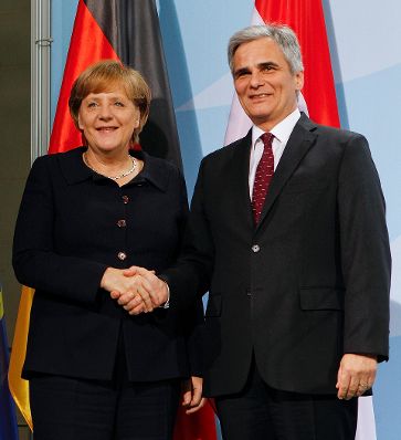 Am 2. Dezember 2011 reiste der &Ouml;sterreichische Bundeskanzler zu einem Arbeitsgespr&auml;ch mit der deutschen Bundeskanzlerin nach Berlin. Im Bild Bundeskanzler Werner Faymann (r.) mit seiner deutschen Amtskollegin Angela Merkel (l.) bei der gemeinsamen Pressekonferenz.