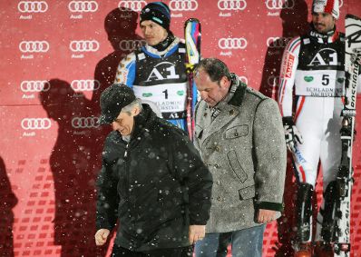 Am 25. J&auml;nner 2011 besuchte der Bundeskanzler den Ski-Weltcup-Nachtslalom der Herren in Schladming. Im Bild Bundeskanzler Faymann (v.l.) und Finanzminister Josef Pr&ouml;ll (v.r.) nach der Gratulation an den Erstplatzierten Jean-Baptiste Grange (h.r.) und den Zweitplatzierten Andre Myhrer (h.l.).