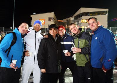 Am 25. J&auml;nner 2011 besuchte Bundeskanzler Werner Faymann (3.v.l.) den Ski-Weltcup-Nachtslalom der Herren in Schladming.