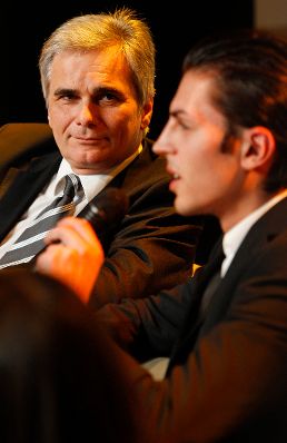 Am 13. Dezember 2011 nahm der Bundeskanzler an der Veranstaltung &quot;Zukunft am Wort - Traumjob Bundeskanzler?&quot; im MuseumsQuartier teil. Im Bild Bundeskanzler Werner Faymann (l.) mit Sch&uuml;ler Danijel Markovic (r.).