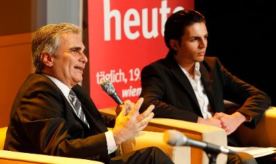 Am 13. Dezember 2011 nahm der Bundeskanzler an der Veranstaltung &quot;Zukunft am Wort - Traumjob Bundeskanzler?&quot; im MuseumsQuartier teil. Im Bild Bundeskanzler Werner Faymann (l.) mit Sch&uuml;ler Danijel Markovic (r.).