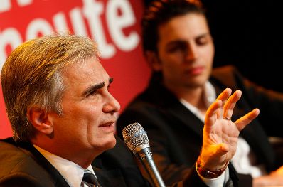 Am 13. Dezember 2011 nahm der Bundeskanzler an der Veranstaltung &quot;Zukunft am Wort - Traumjob Bundeskanzler?&quot; im MuseumsQuartier teil. Im Bild Bundeskanzler Werner Faymann (l.) mit Sch&uuml;ler Danijel Markovic (r.).