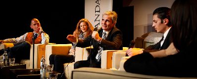 Am 13. Dezember 2011 nahm der Bundeskanzler an der Veranstaltung &quot;Zukunft am Wort - Traumjob Bundeskanzler?&quot; im MuseumsQuartier teil. Im Bild (v.l.n.r.) Politikwissenschafter Peter Filzmaier, Sch&uuml;lerin Antonia Reiss, Bundeskanzler Werner Faymann und Sch&uuml;ler Danijel Markovic.