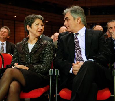 Am 8. November 2011 nahm der Bundeskanzler an der feierlichen Er&ouml;ffnung des Bundeskongresses der Gewerkschaft &ouml;ffentlicher Dienst im Wiener Austria Center teil. Im Bild Parlamentspr&auml;sidentin Barbara Prammer (l.) und Bundeskanzler Werner Faymann (r.).