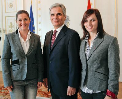 Am 14. September 2011 empfing der Bundeskanzler Sportlerinnen und Sportler des &Ouml;sterreichischen Skiverbandes (&Ouml;SV) im Bundeskanzleramt. Im Bild Bundeskanzler Werner Faymann (m.) mit Elisabeth G&ouml;rgl (l.) und Anna Fenninger (r.).