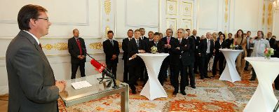 Am 14. September 2011 empfing Bundeskanzler Werner Faymann Sportlerinnen und Sportler des &Ouml;sterreichischen Skiverbandes (&Ouml;SV) im Bundeskanzleramt. Im Bild (l.) Sportminister Norbert Darabos.