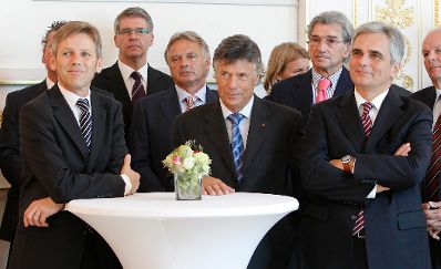 Am 14. September 2011 empfing der Bundeskanzler Sportlerinnen und Sportler des &Ouml;sterreichischen Skiverbandes (&Ouml;SV) im Bundeskanzleramt. Im Bild (vorne) Bundeskanzler Werner Faymann (r.) mit &Ouml;SV-Pr&auml;sident Peter Schr&ouml;cksnadel (m.) und Staatssekret&auml;r Josef Ostermayer (l.).