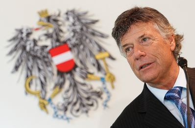 Am 14. September 2011 empfing Bundeskanzler Werner Faymann Sportlerinnen und Sportler des &Ouml;sterreichischen Skiverbandes (&Ouml;SV) im Bundeskanzleramt. Im Bild &Ouml;SV-Pr&auml;sident Peter Schr&ouml;cksnadel.